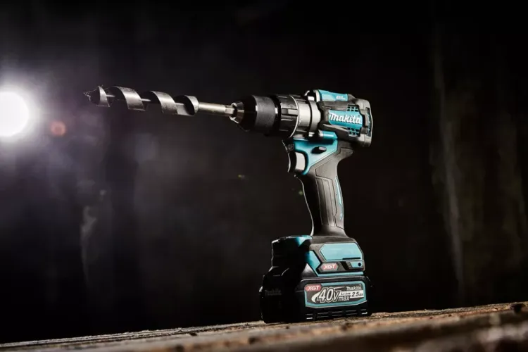Аккумуляторная дрель-шуруповерт Makita XGT DF001GD201 купить в Нягани