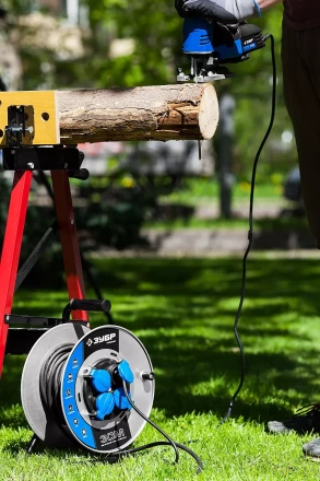 Удлинитель ЗУБР &quot;ПРОФИ&quot; на металл катушке, КГ 3х1,5кв мм, морозостойкий, 4 гнезда, IP44, макс мощность 3500Вт, 30м 55085-30 купить в Нягани