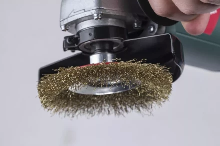 Кордщетка HAMMER тарелка 125мм для УШМ гофрированная латунированная сталь (207-108) купить в Нягани