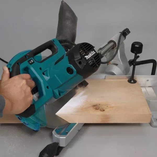 Торцовочная пила с протяжкой 1450Вт 260мм Makita LS1110F купить в Нягани