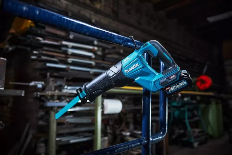 Аккумуляторная сабельная пила Makita XGT JR001GZ (без АКБ и ЗУ) купить в Нягани