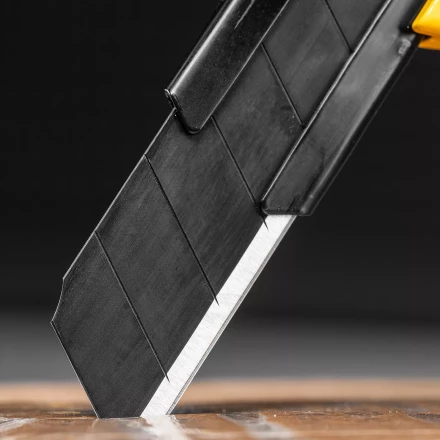 Нож Denzel, 18 мм, сменное лезвие, SK4, корпус из цинкового сплава + TPR, торцевой зажим 78904 купить в Нягани