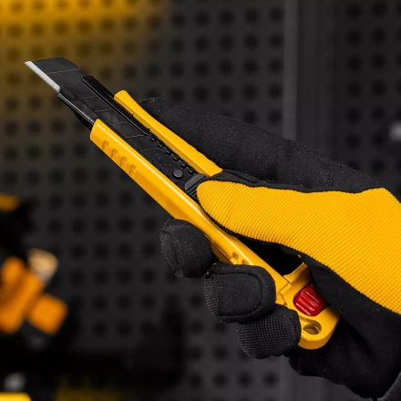 Нож Denzel, 18 мм, сменное лезвие, SK4, корпус из цинкового сплава + TPR, торцевой зажим 78904 купить в Нягани