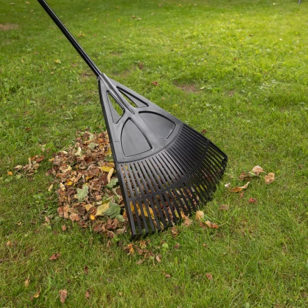 Грабли веерные пластиковые, 620 х 1750 мм, 27 плоских зубьев, алюминиевый черенок, Россия, Palisad 61806 купить в Нягани