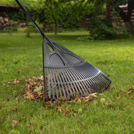 Грабли веерные пластиковые, 620 х 1750 мм, 27 плоских зубьев, алюминиевый черенок, Россия, Palisad 61806 купить в Нягани