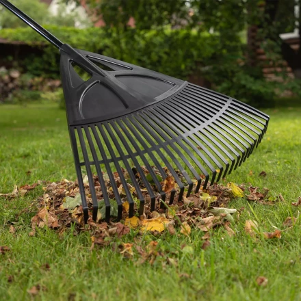 Грабли веерные пластиковые, 620 х 1750 мм, 27 плоских зубьев, алюминиевый черенок, Россия, Palisad 61806 купить в Нягани