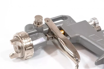 Пневматический краскопульт с верхним бачком V=1,0 л + сопла диаметром 1.2, 1.5 и 1.8 мм  MATRIX 57315 купить в Нягани