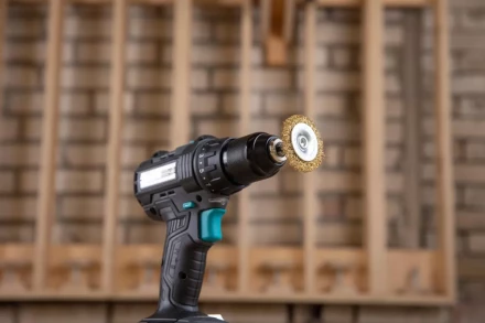 Кордщетка HAMMER плоская 50мм для дрели гофрированная латунированная сталь (207-205) купить в Нягани