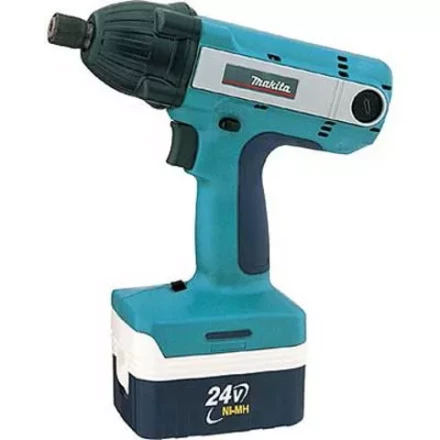 Аккумуляторный ударный шуруповерт Makita BTD200S купить в Нягани