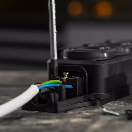 Шнур сетевой Denzel Energy Series, ПВС, 3 м, 3 x 1,5 мм, с неразборной вилкой, белый, 3 м, 37674 купить в Нягани