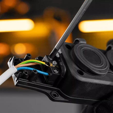 Шнур сетевой Denzel Energy Series, ПВС, 3 м, 3 x 1,5 мм, с неразборной вилкой, белый, 3 м, 37674 купить в Нягани