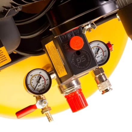 Компрессор воздушный BCV2200/100V, ременный привод , 2.3 кВт, 100 литров, 440 л/мин Denzel 58112 купить в Нягани