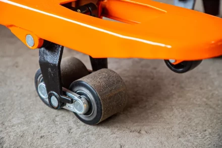 Тележка гидравлическая с тормозом 2500 кг 1150 мм полиуретановые колеса XILIN BFB 1005692 купить в Нягани