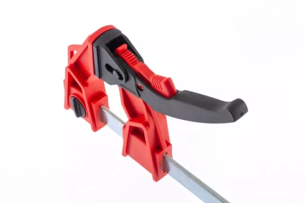 Струбцина реечная быстрозажимная усиленная пластиковый корпус рычажно-храповой механизм 200 х 100 х 351 мм штанга 5 х 22 мм Matrix 20726 купить в Нягани