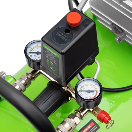 Компрессор воздушный Сибртех КК-2200/100 58009, 2,2 кВт, 350 л/мин, 100 л, прямой привод, масляный купить в Нягани