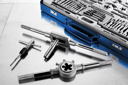 Набор метчиков и плашек ЗУБР &quot;ПРОФЕССИОНАЛ&quot;, сталь Р6М5, 65 предметов 28110-H65 купить в Нягани