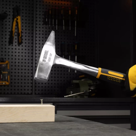 Молоток слесарный 800 г Denzel 10405, цельнометаллический, двухкомпонентная рукоятка купить в Нягани