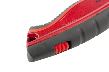 Нож 18мм, выдвижное трапециевидное лезвие, эргономичная двухкомпонентная рукоятка + 3 лезвия MATRIX QUIK BLADE 78925 купить в Нягани