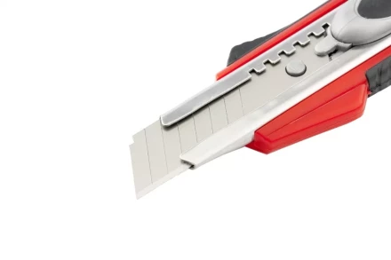 Нож 18мм, выдвижное лезвие, металлическая направляющая, двойная фиксация, эргономичная двухкомпонентная рукоятка MATRIX QUIK BLADE 78936 купить в Нягани