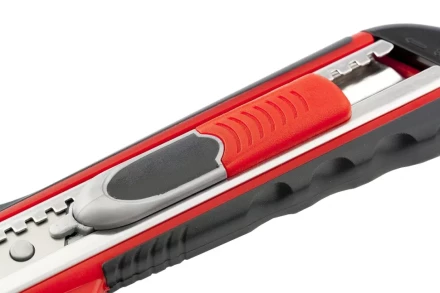 Нож 18мм, выдвижное лезвие, металлическая направляющая, двойная фиксация, эргономичная двухкомпонентная рукоятка MATRIX QUIK BLADE 78936 купить в Нягани