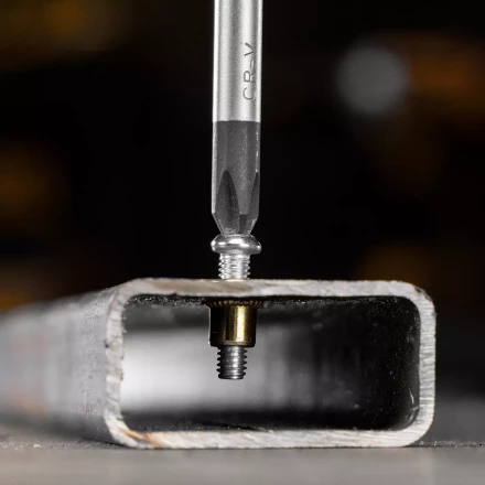 Заклепки резьбовые, стальные, оцинкованные, М4, пластиковый кейс, 140 шт. Denzel 40601 купить в Нягани