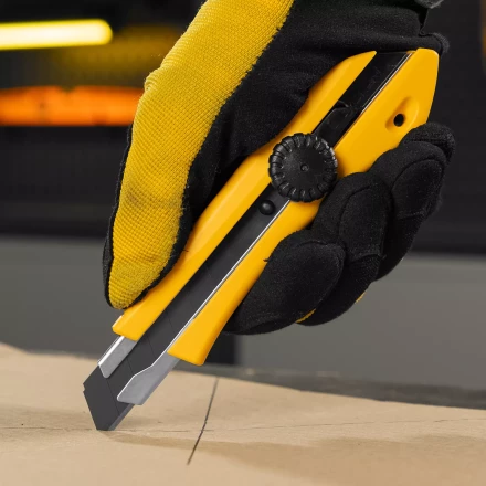 Нож Denzel, 18 мм, сменное лезвие, SK4, метал. направляющая, винтовой фиксатор, 78943 купить в Нягани