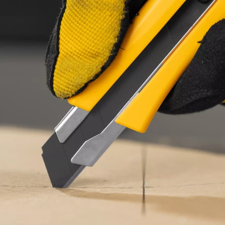 Нож Denzel, 18 мм, сменное лезвие, SK4, метал. направляющая, винтовой фиксатор, 78943 купить в Нягани