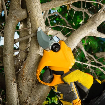 Секатор аккумуляторный Denzel CP-30 59435, 18В Li-Ion купить в Нягани