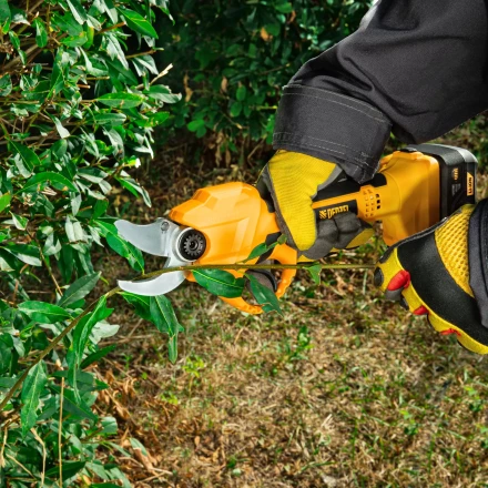 Секатор аккумуляторный Denzel CP-30 59435, 18В Li-Ion купить в Нягани