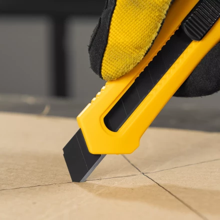 Нож Denzel, 18 мм, сменное лезвие, SK4, облегченный корпус, нажимной фиксатор, 78941 купить в Нягани