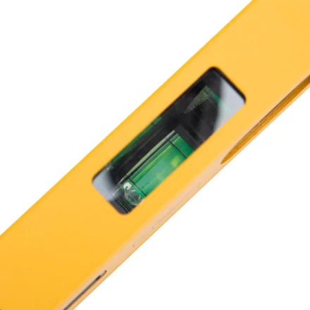 Уровень алюминиевый Denzel 33690, магнит., фрезерованный, 3 глазка (1 зеркал.), 0,5 мм/м, 400 мм купить в Нягани