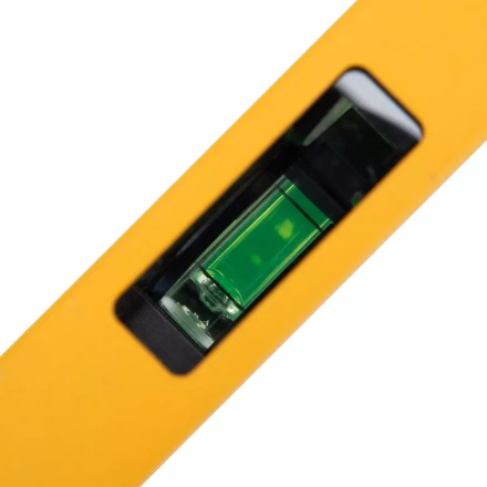 Уровень алюминиевый Denzel 33692, магнит, фрезерованный, 3 глазка (1 зеркал.), 0,5 мм/м, 800 мм купить в Нягани