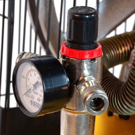 Компрессор воздушный, ременный привод BCI5500-T/200, 5.5 кВт, 200 литров, 850 л/мин Denzel 58128 купить в Нягани