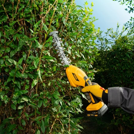 Ножницы-кусторез аккумуляторные Denzel CGS-100, 18В Li-Ion 59430 купить в Нягани