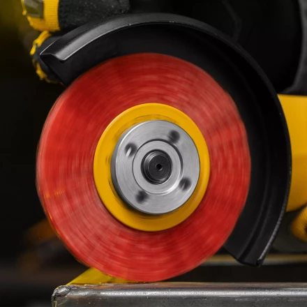 Щетка для УШМ, 100 мм, плоская, нейлоновая щетина, посадка 22,2 мм Denzel 74437 купить в Нягани