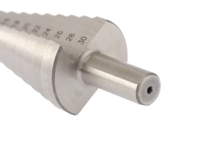 Сверло ступенчатое 6-8-10-12-14-16-18-20-22-24-26-28-30 мм Р6М5 трехгранный хвостовик Барс 72362 купить в Нягани